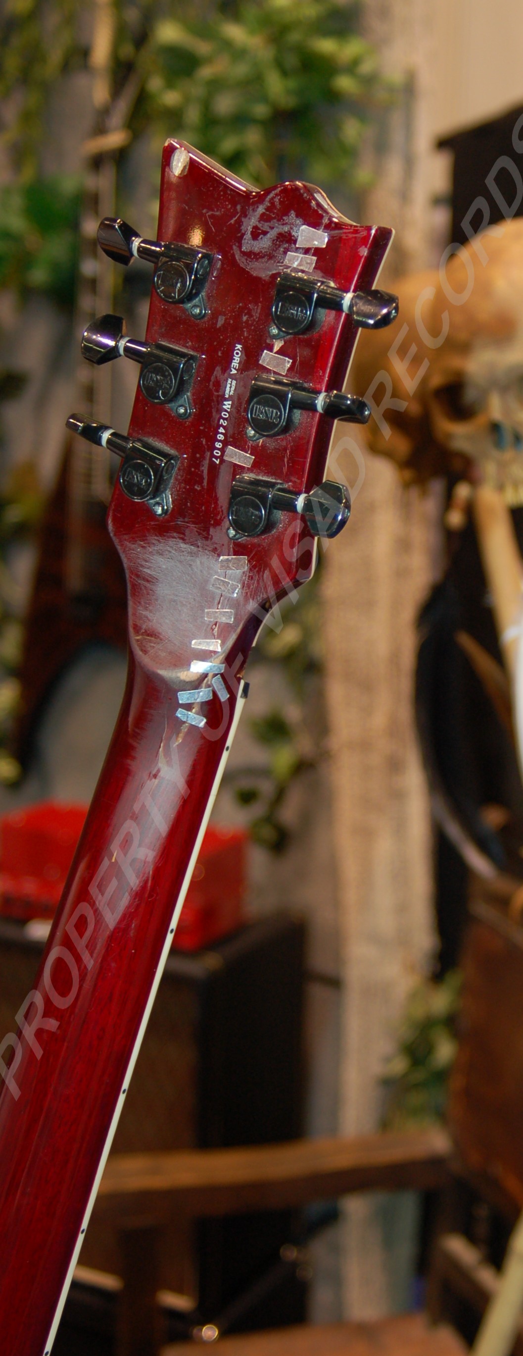 Cracked guitar neck « Visad Records